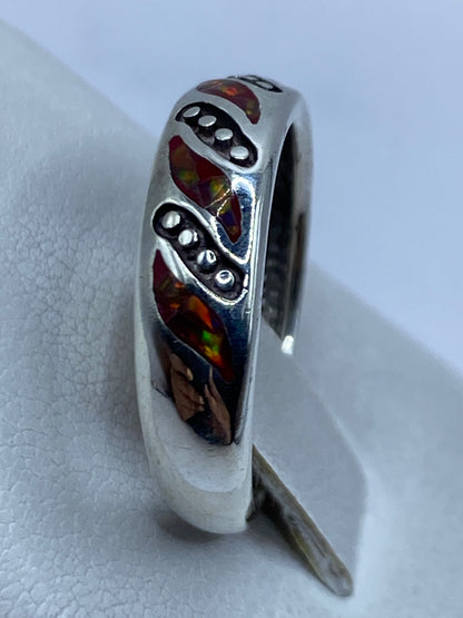 Anillo unisex de plata .950 visto desde el lateral, con el ópalo captando la luz
