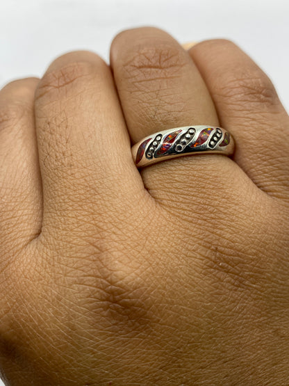 Anillo sobre fondo blanco mostrando el Quinto .950 en el interior