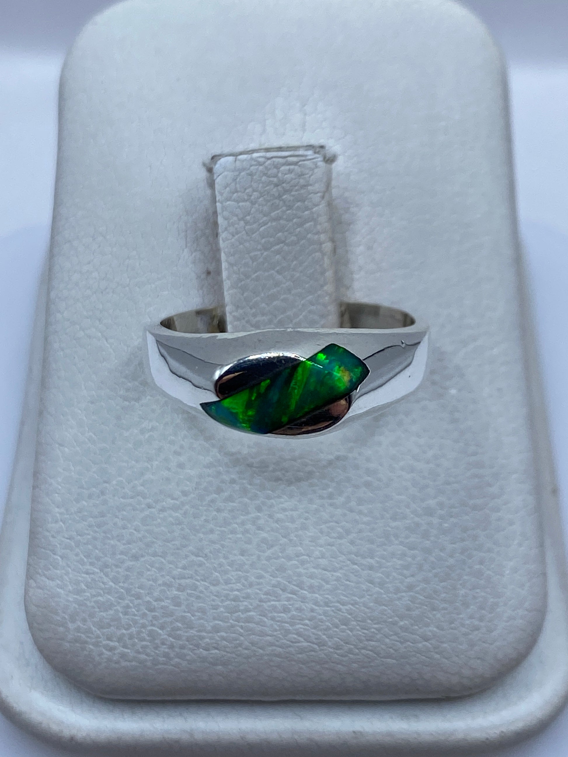 Anillo de plata .950 con ópalo de fuego verde limón, vista frontal sobre estuche blanco