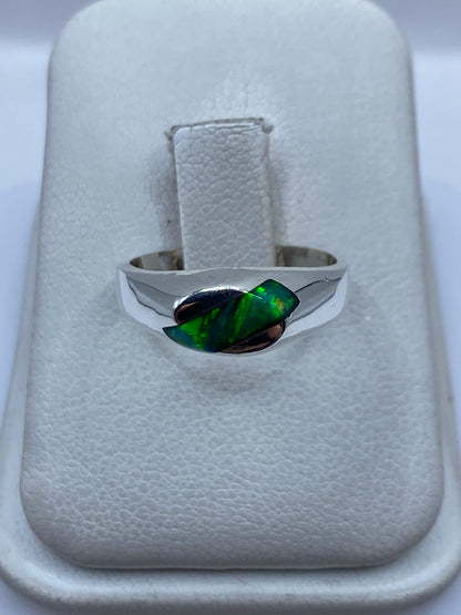 Anillo de plata .950 con ópalo de fuego verde limón, vista frontal sobre estuche blanco