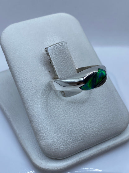 Lateral del anillo minimalista en plata .950 mostrando el engaste a mano