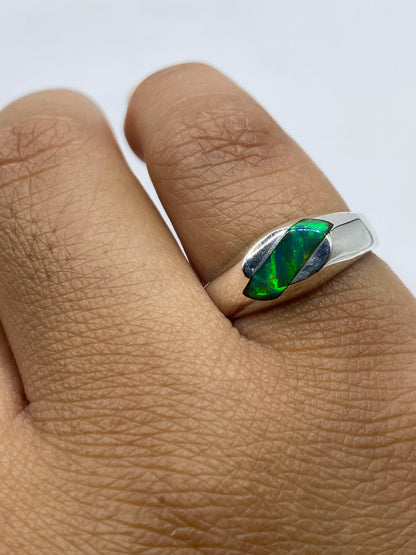 Reverso del anillo con el Quinto .950 grabado en la banda de plata