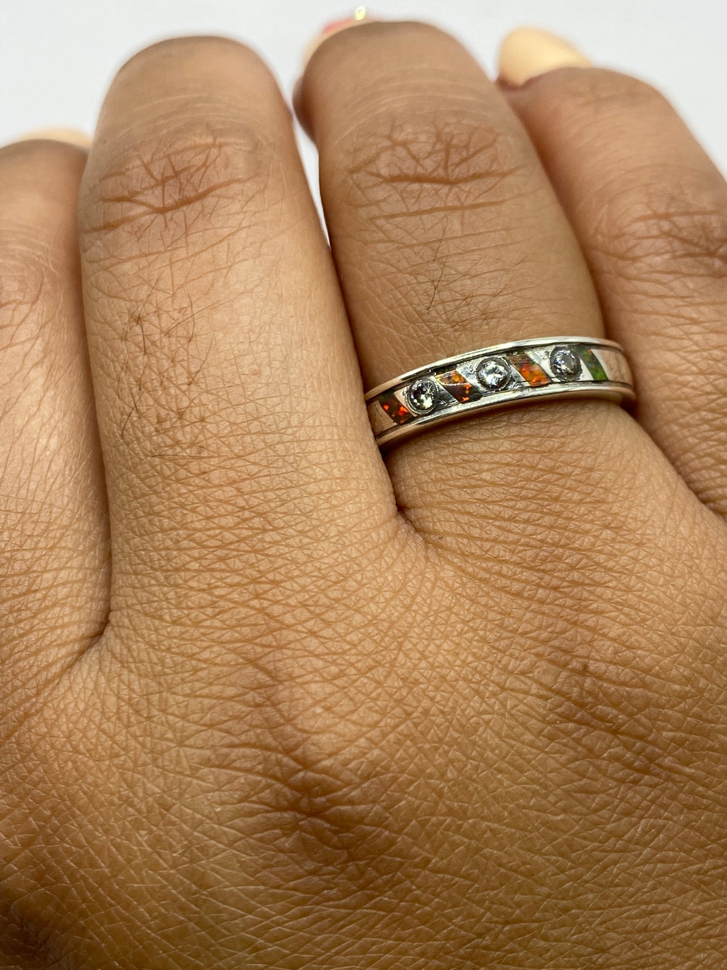Anillo en dedo mostrando el juego de colores del Ópalo de Fuego