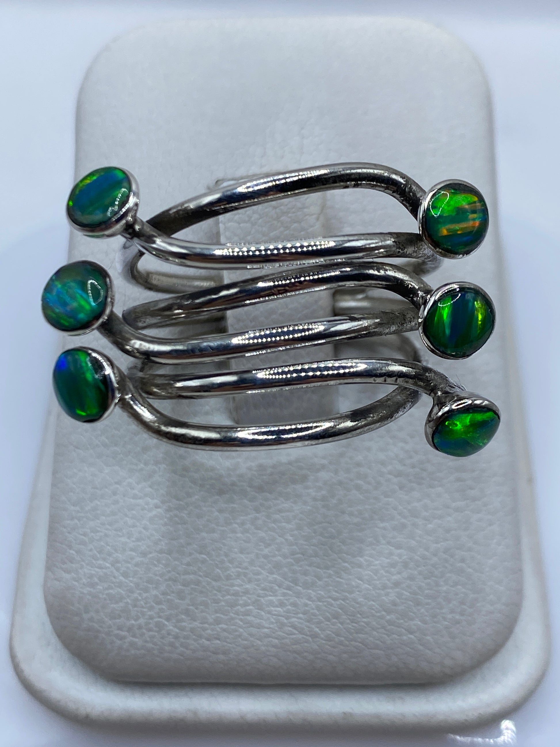 Anillo de plata .925 con ópalo de fuego verde limón, engastado a mano, en talla 9