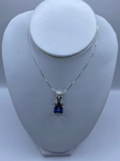 Dije de plata .925 con circonia lavanda en cadena de plata, vista frontal sobre maniquí