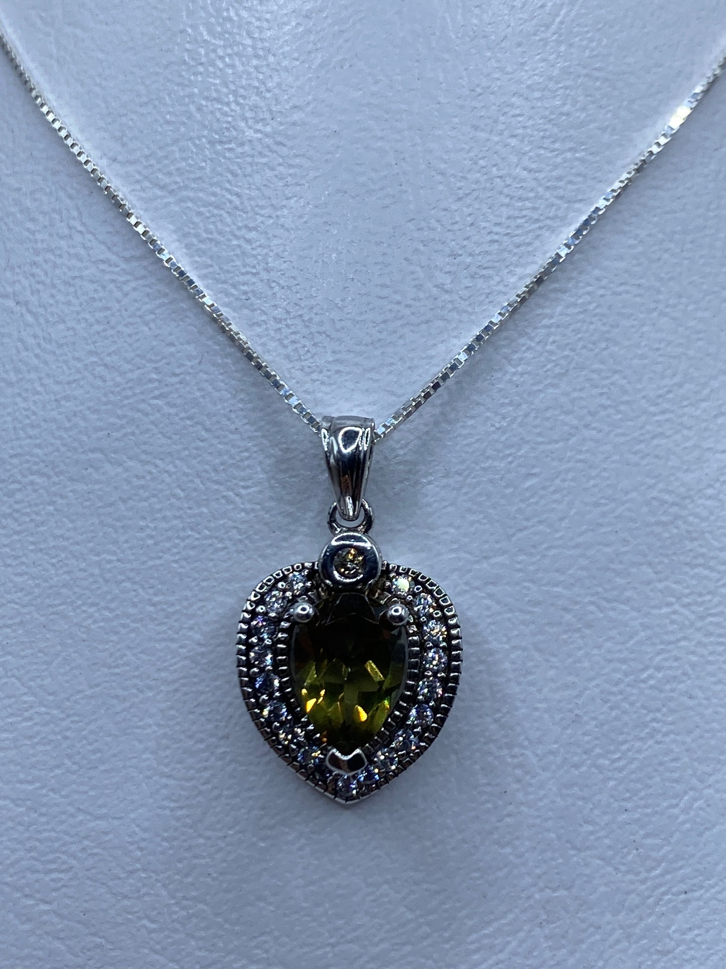 Dije corazón de plata .925 con circonia amarillo verdoso en cadena de plata