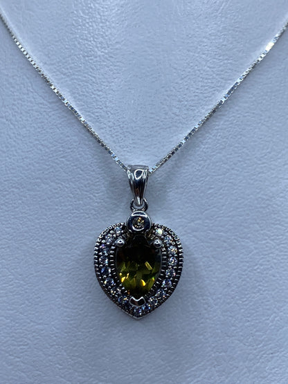 Dije corazón de plata .925 con circonia amarillo verdoso en cadena de plata
