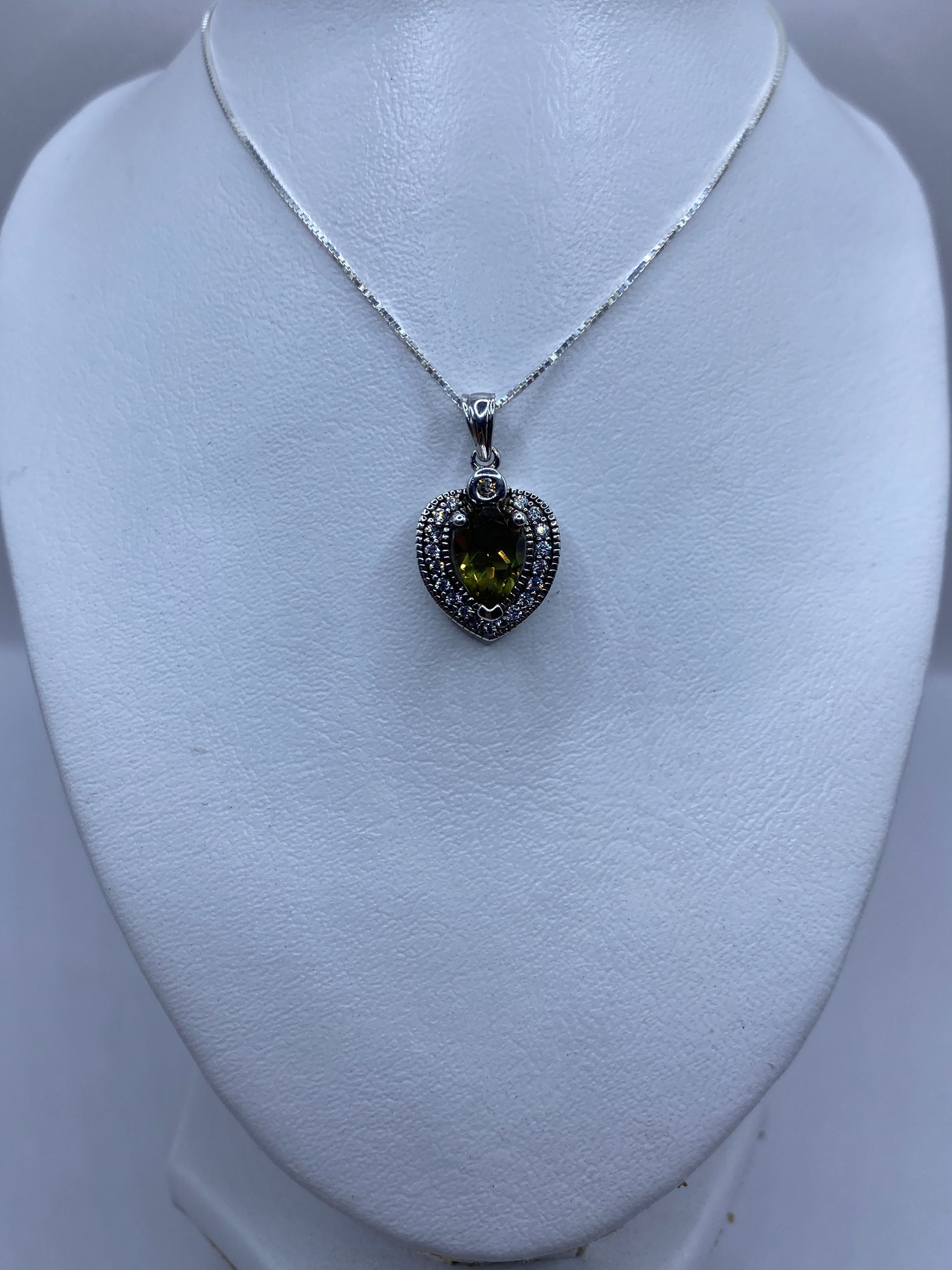 Detalle frontal del corazón granulado con circonia brillante