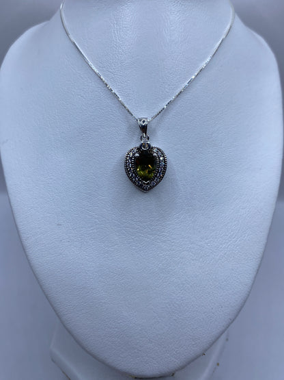 Detalle frontal del corazón granulado con circonia brillante