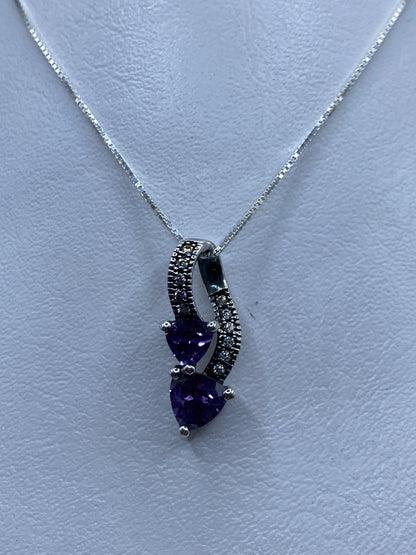 Dije de plata con dos corazones en circonia colgando de cadena de plata