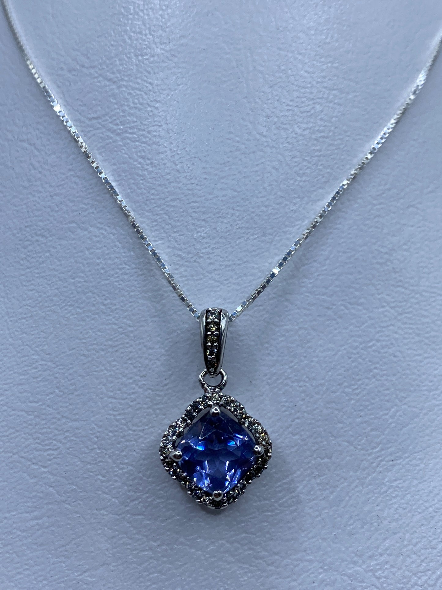 Dije de plata con circonia azul brillante en diseño cuadrado art-déco