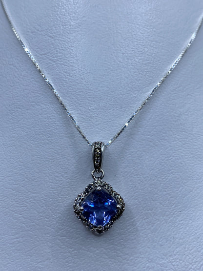 Dije de plata con circonia azul brillante en diseño cuadrado art-déco