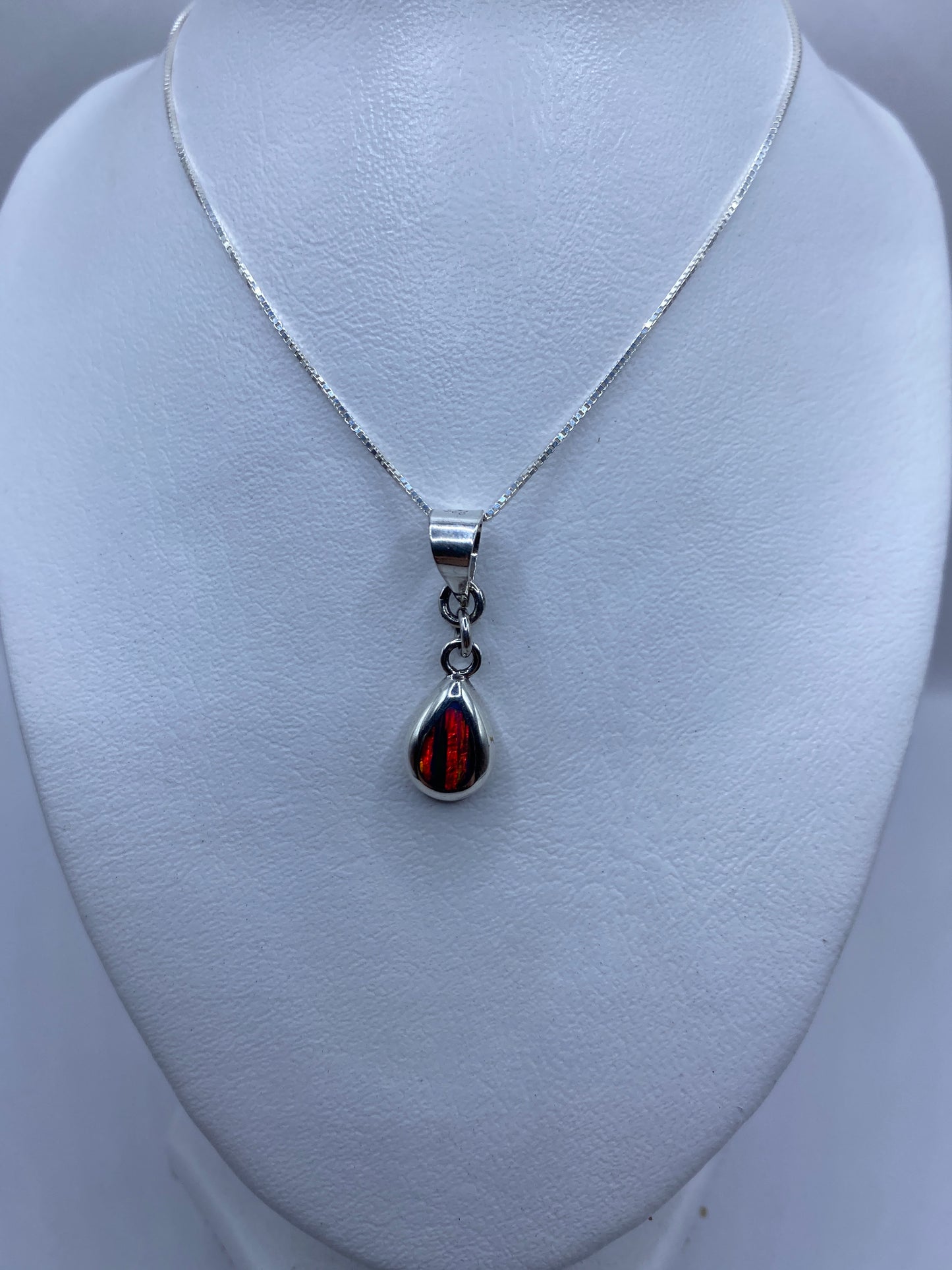 Detalle del ópalo de fuego mostrando reflejos rojo y anaranjado brillantes