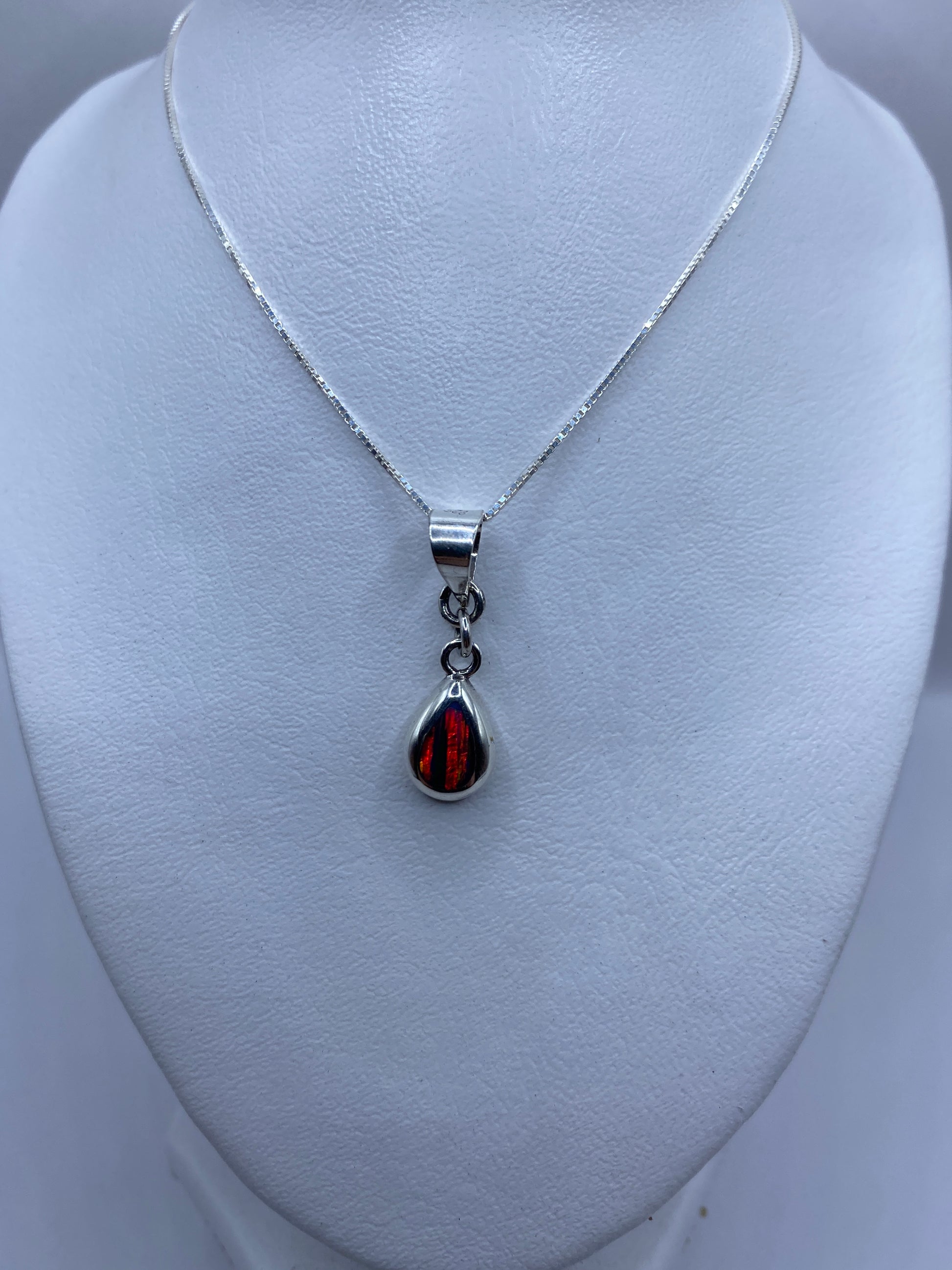 Detalle del ópalo de fuego mostrando reflejos rojo y anaranjado brillantes