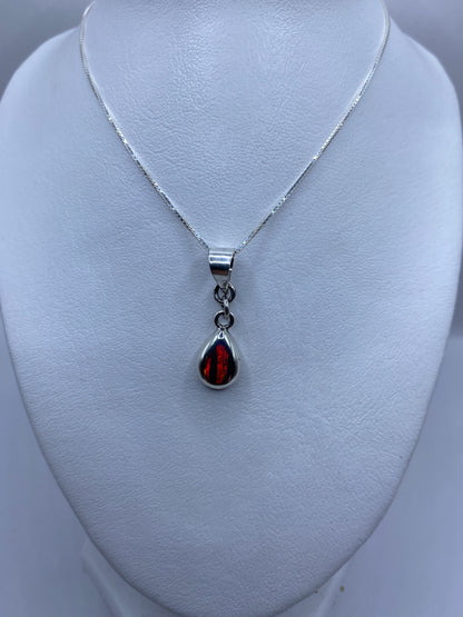 Detalle del ópalo de fuego mostrando reflejos rojo y anaranjado brillantes