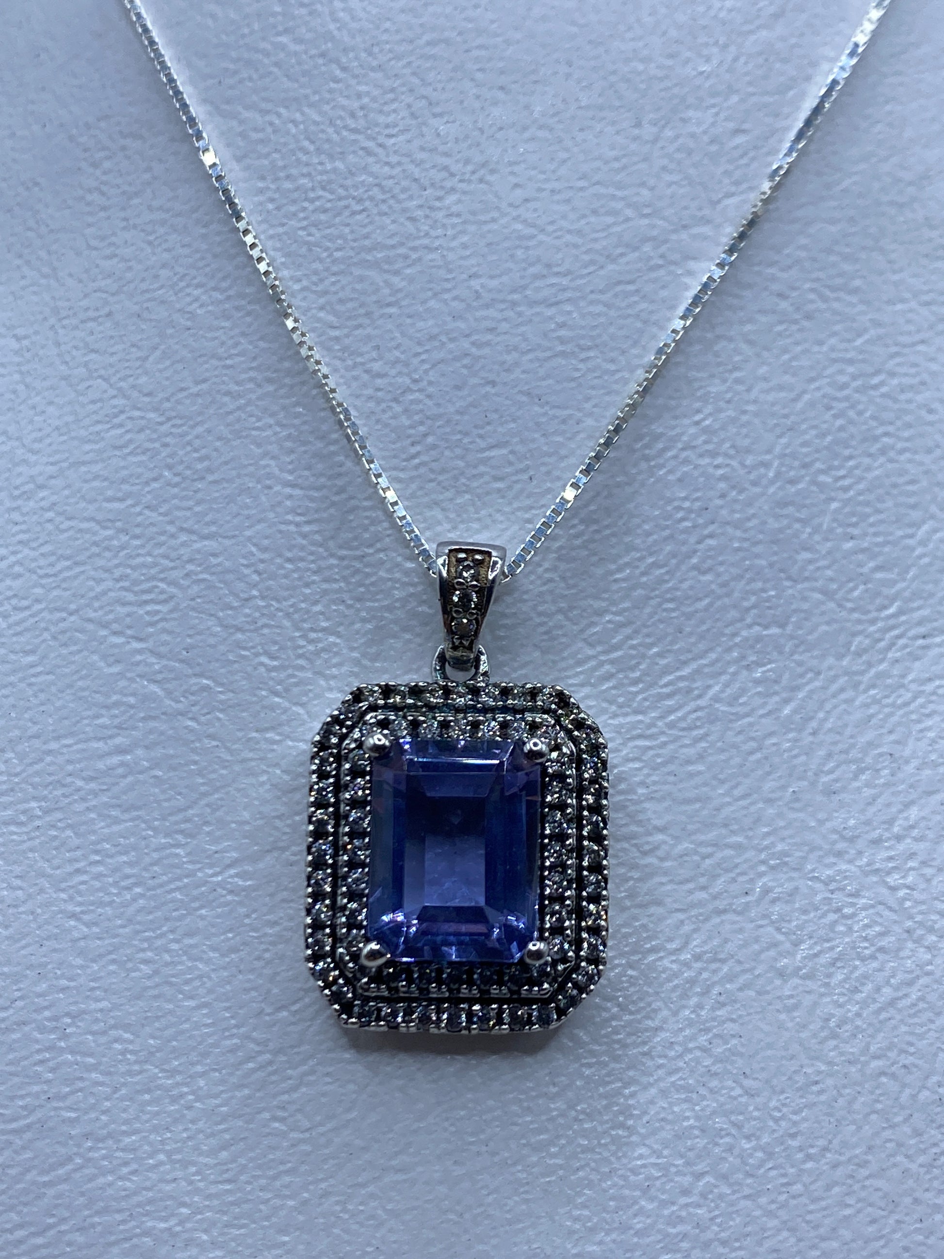 Dije de plata .925 con circonia lavanda en marco cuadrado art-déco colgado de cadena fina