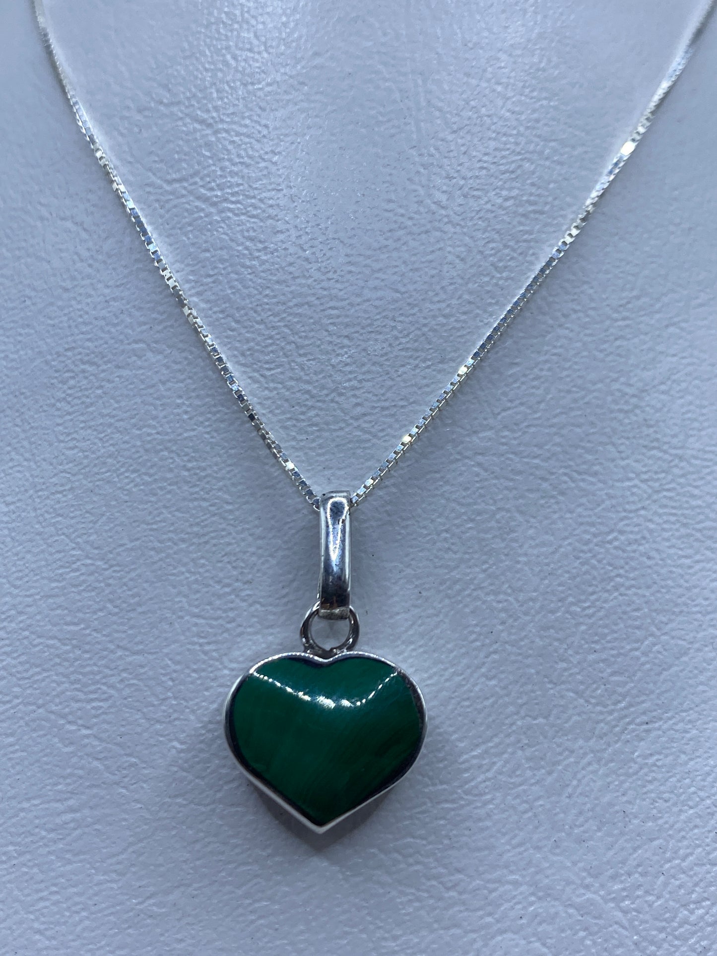Dije corazón de malaquita verde en plata .925 colgando de cadena fina