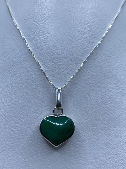 Dije corazón de malaquita verde en plata .925 colgando de cadena fina