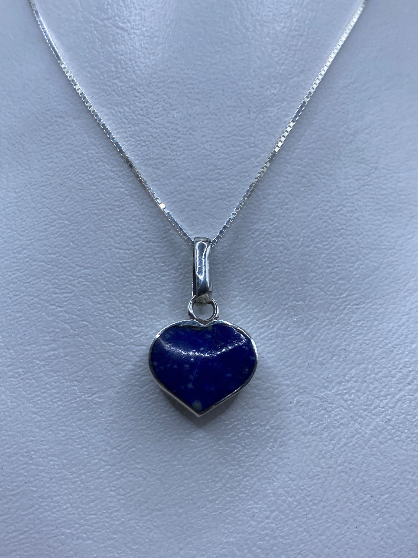 Detalle del engaste de malaquita natural en el corazón de plata