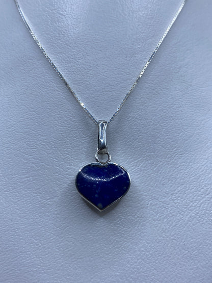 Detalle del engaste de malaquita natural en el corazón de plata