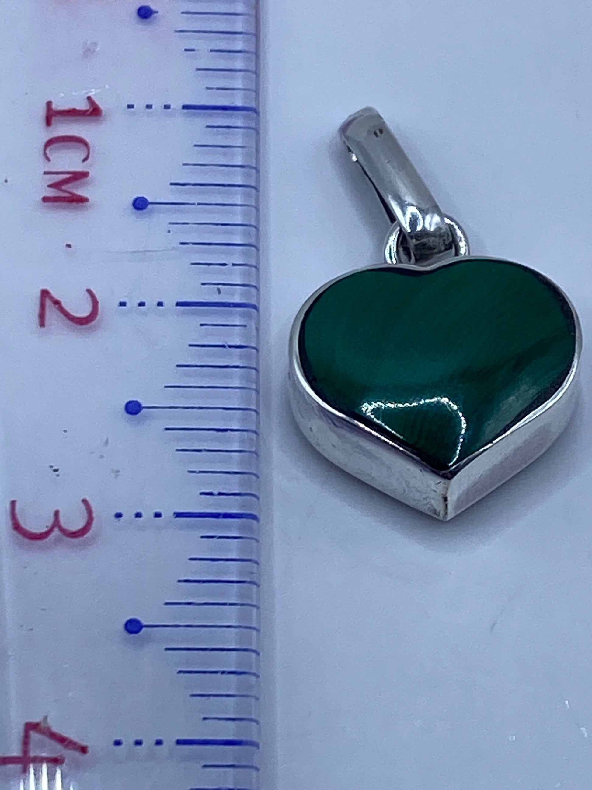 Medida del dije corazón de malaquita junto a regla — 1.8 gramos