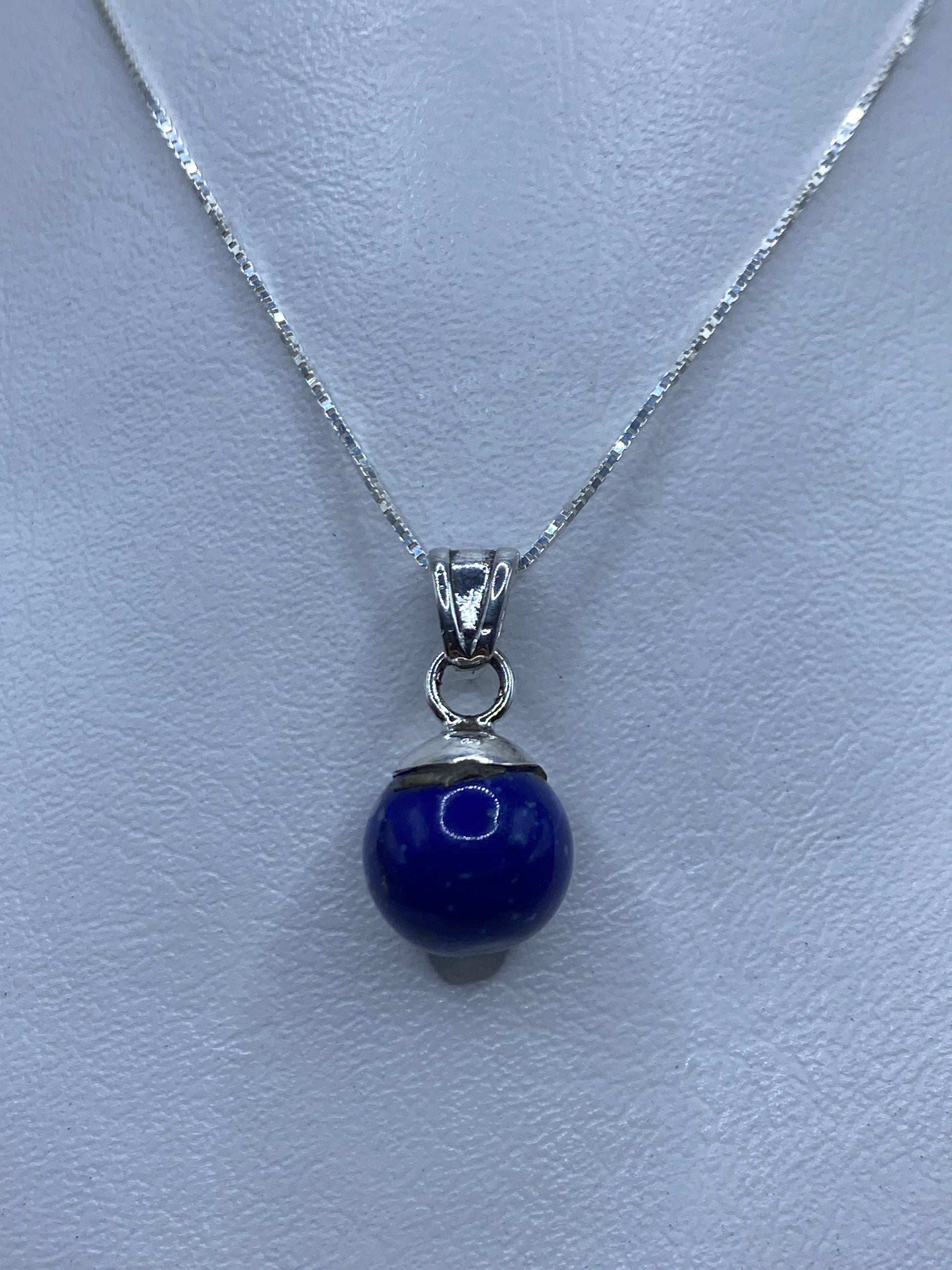 Dije de plata con piedra azul en cadena de plata .925