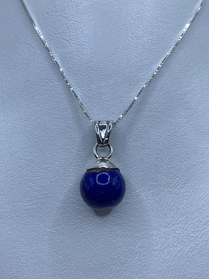 Dije de plata con piedra azul en cadena de plata .925