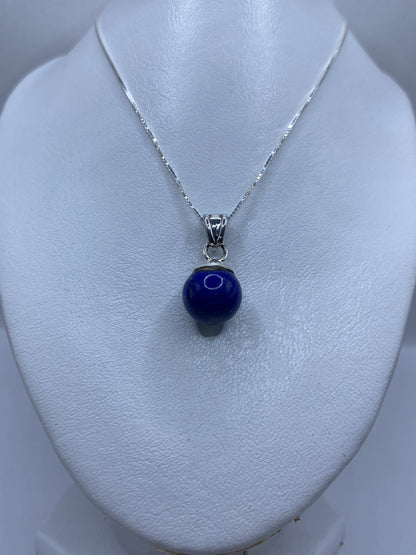 Detalle de la piedra azul engastada en plata