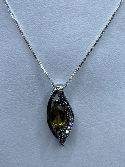 Dije de plata en forma de gota con circonia amarillo verdoso engastada a mano