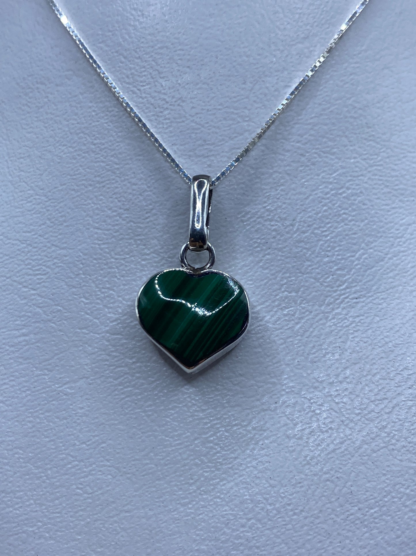 Dije de plata corazón con malaquita verde engastada en forma natural