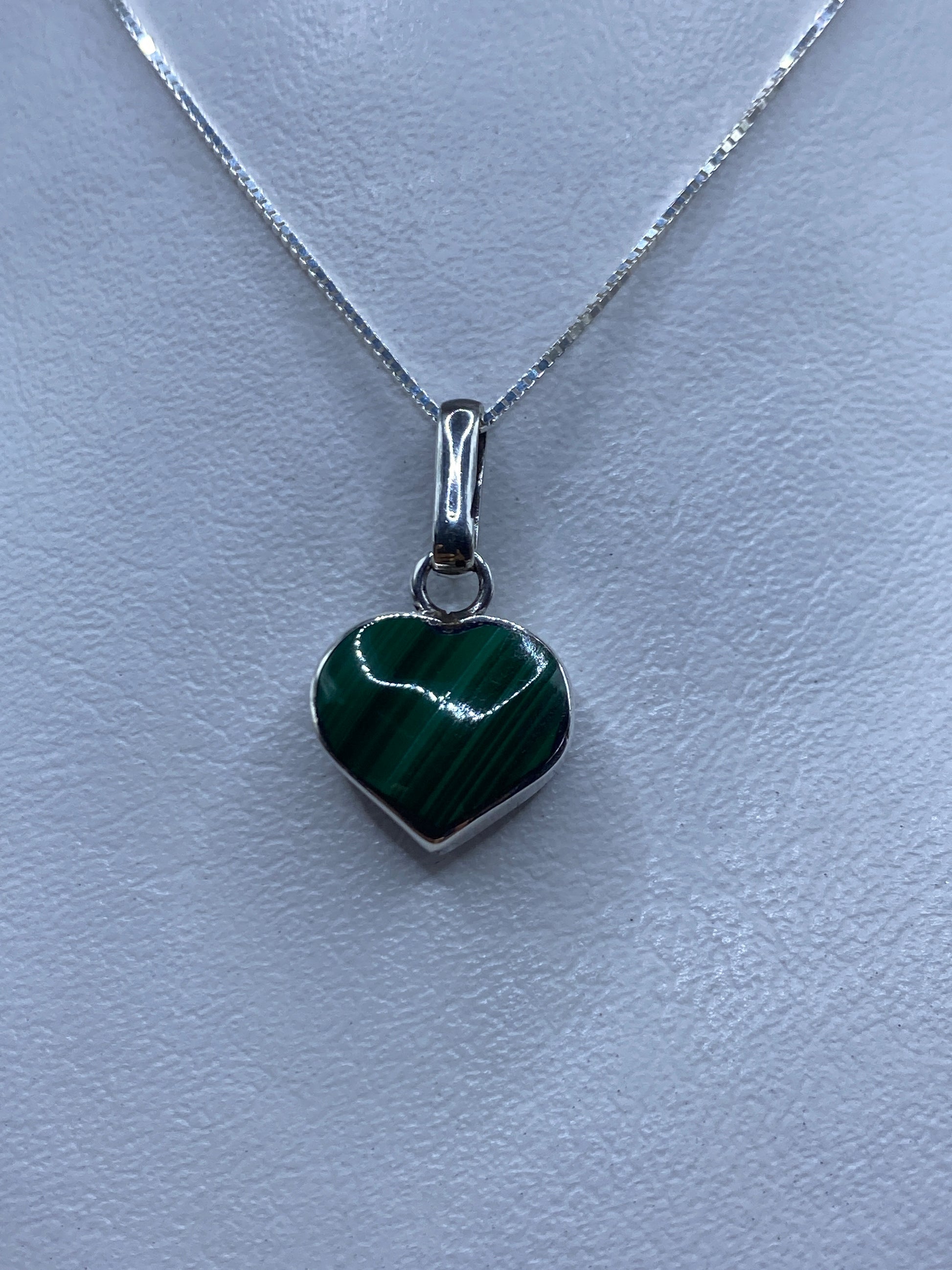 Dije de plata corazón con malaquita verde engastada en forma natural