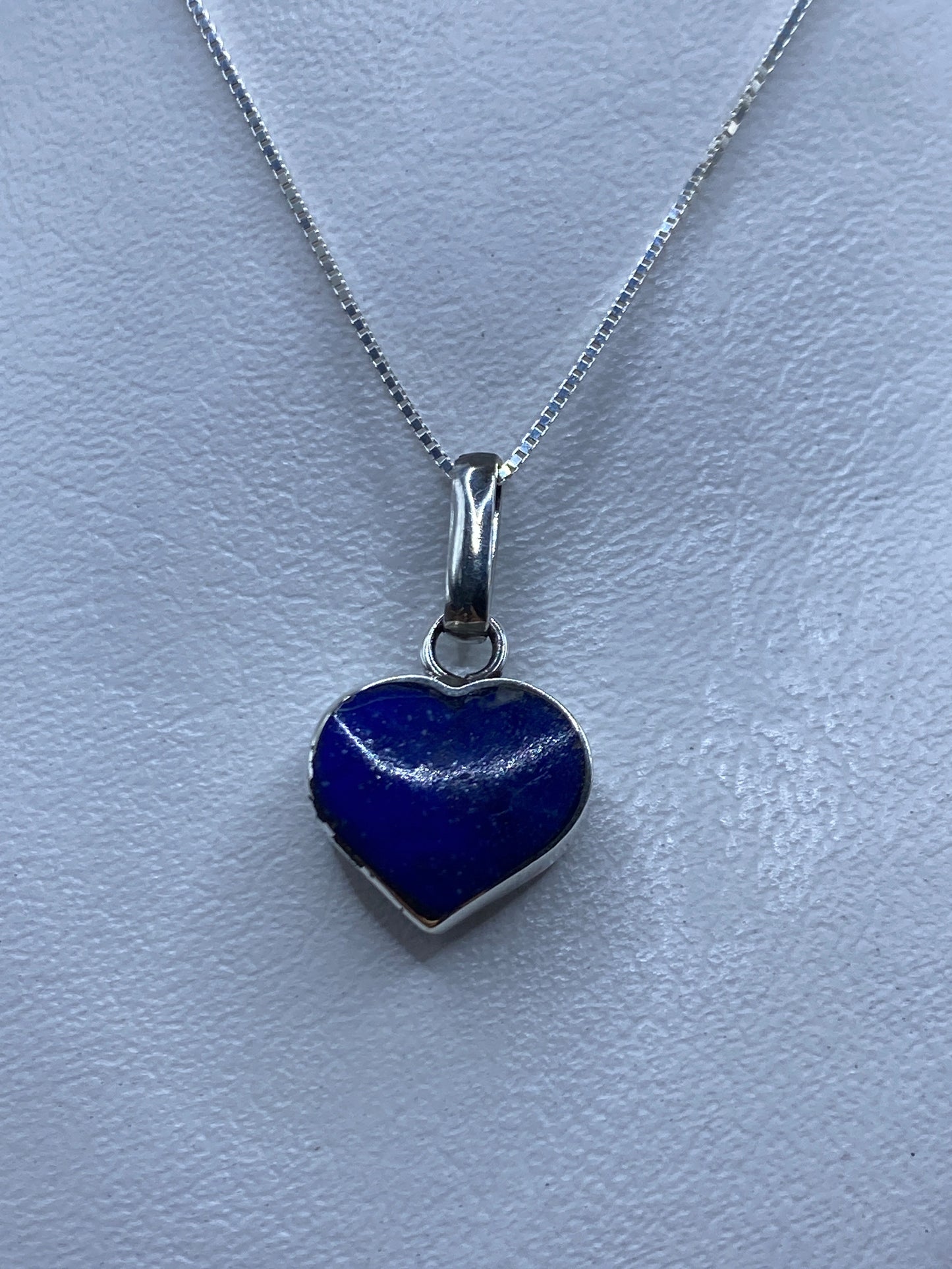 Detalle del corazón de plata .950 con vetas de malaquita verde