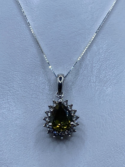 Dije de plata .925 con circonia verde olivo en halo radiante sobre cadena