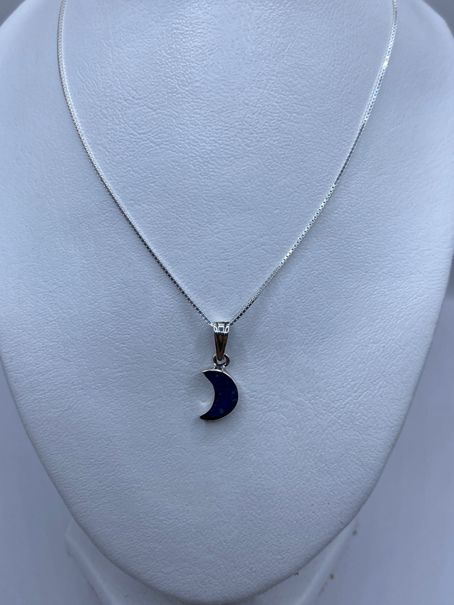 Dije luna en plata sobre fondo blanco mostrando el Quinto .925