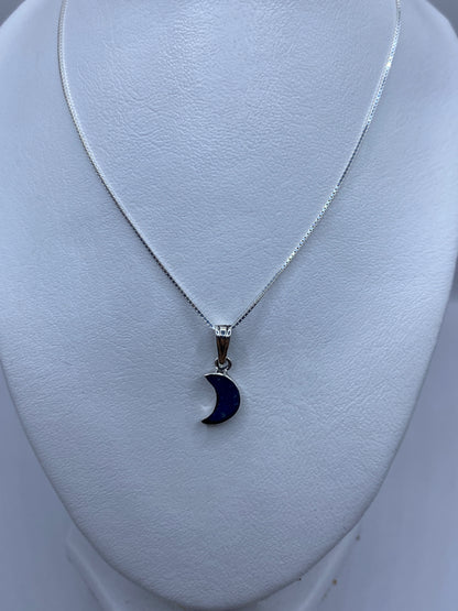 Dije luna en plata sobre fondo blanco mostrando el Quinto .925