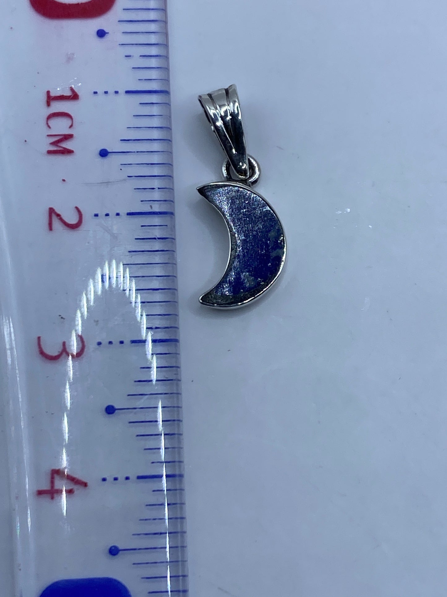Medida del dije luna — aproximadamente 2.8 cm de largo incluyendo argolla
