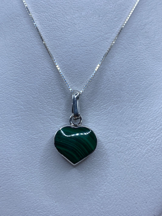 Dije de plata en forma de corazón con malaquita verde natural, sobre fondo blanco