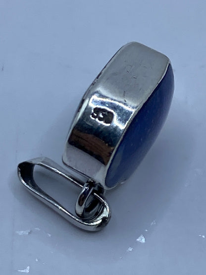 Dije de malaquita verde colgando de cadena de plata en el cuello