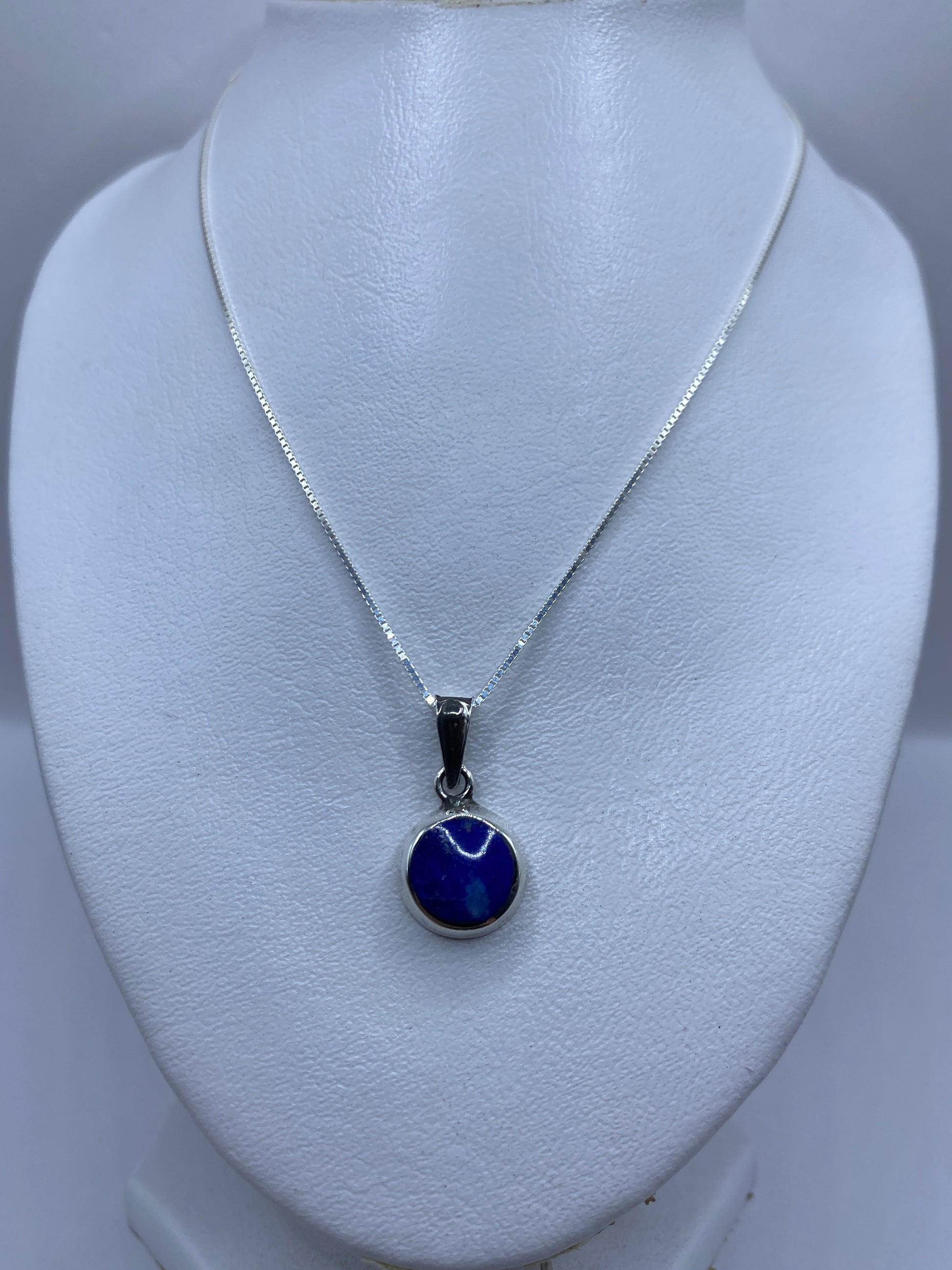 Dije de plata .925 con piedra azul en modelo blanco, detalle frontal del engaste