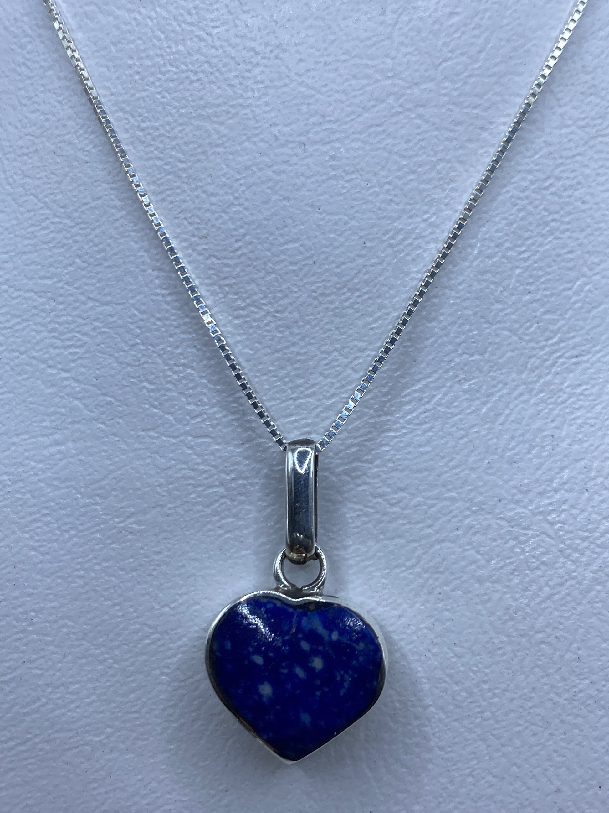 Dije de plata con malaquita verde natural engastada, sobre cadena de plata