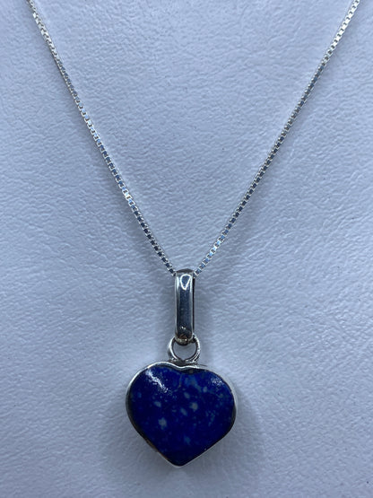 Dije de plata con malaquita verde natural engastada, sobre cadena de plata