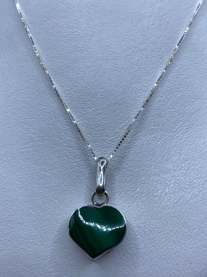 Detalle de la malaquita verde con vetas naturales en engaste de plata .950