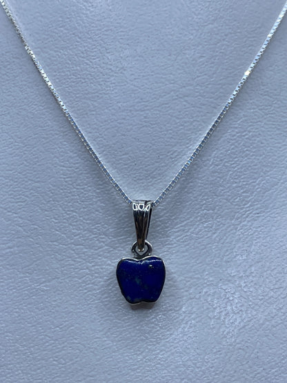 Dije de plata en forma de corazón con piedra azul, suspendido en cadena de plata