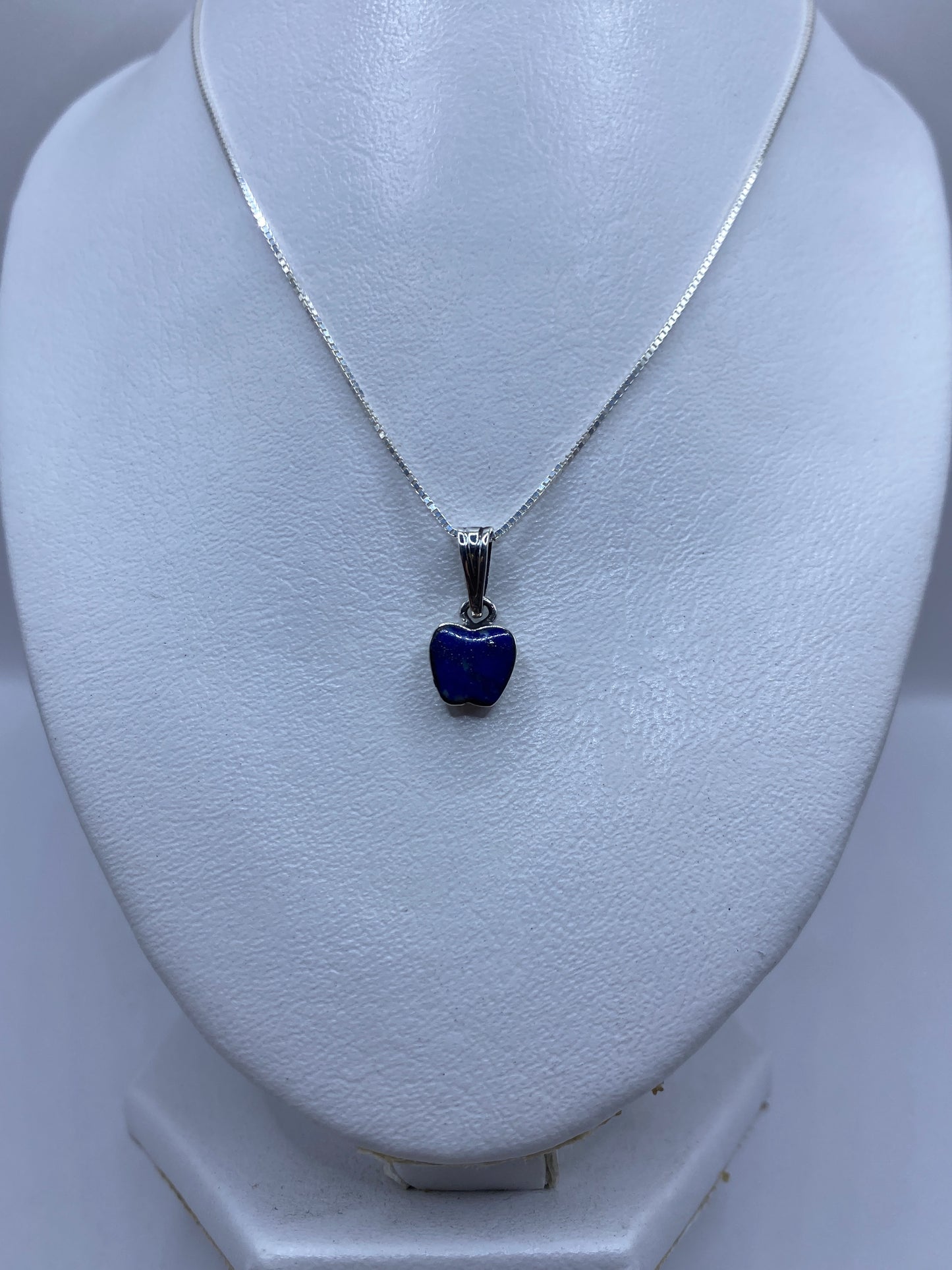 Detalle de la incrustación de la piedra azul en la plata .925