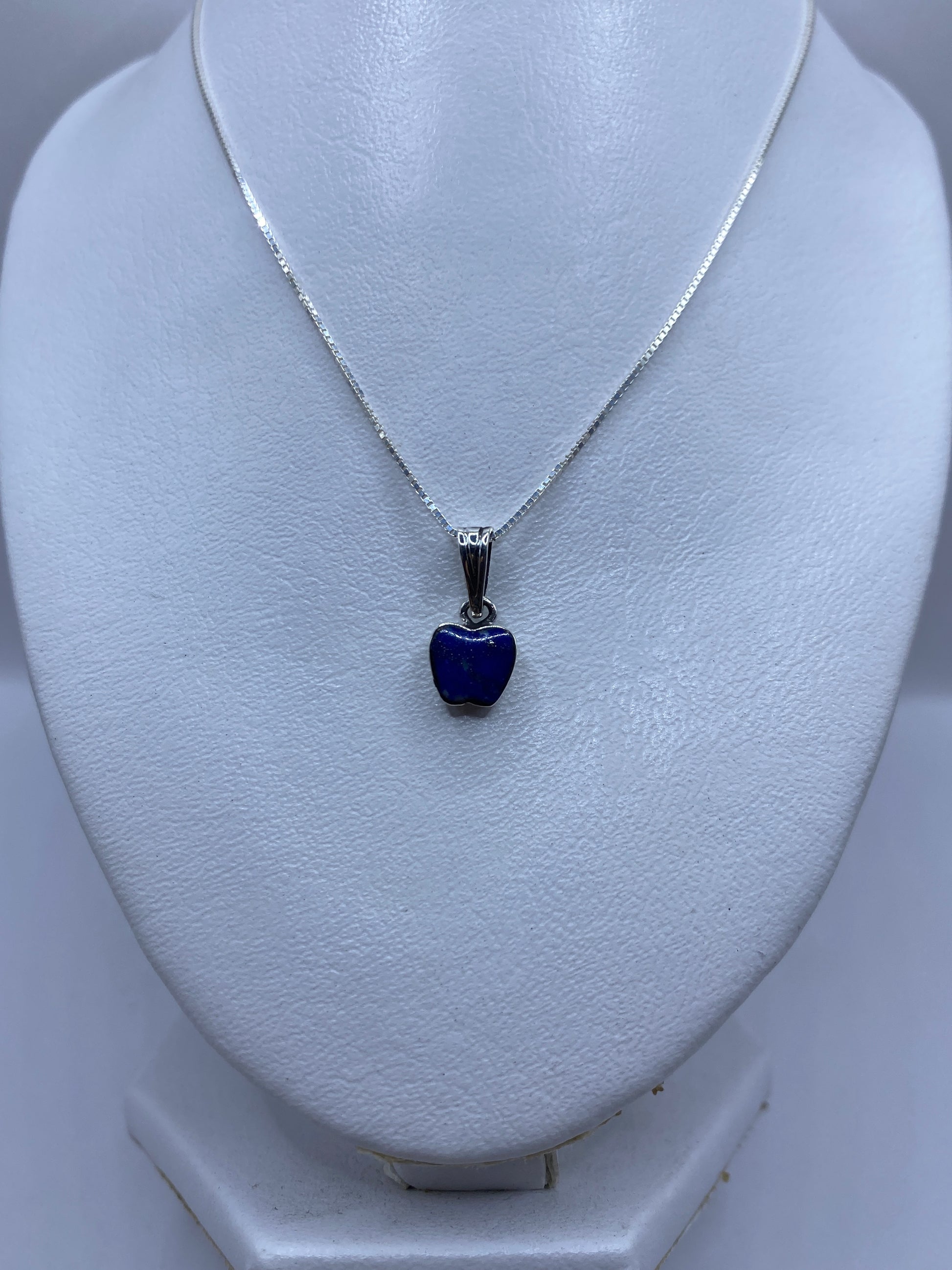 Detalle de la incrustación de la piedra azul en la plata .925