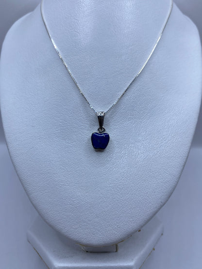 Detalle de la incrustación de la piedra azul en la plata .925