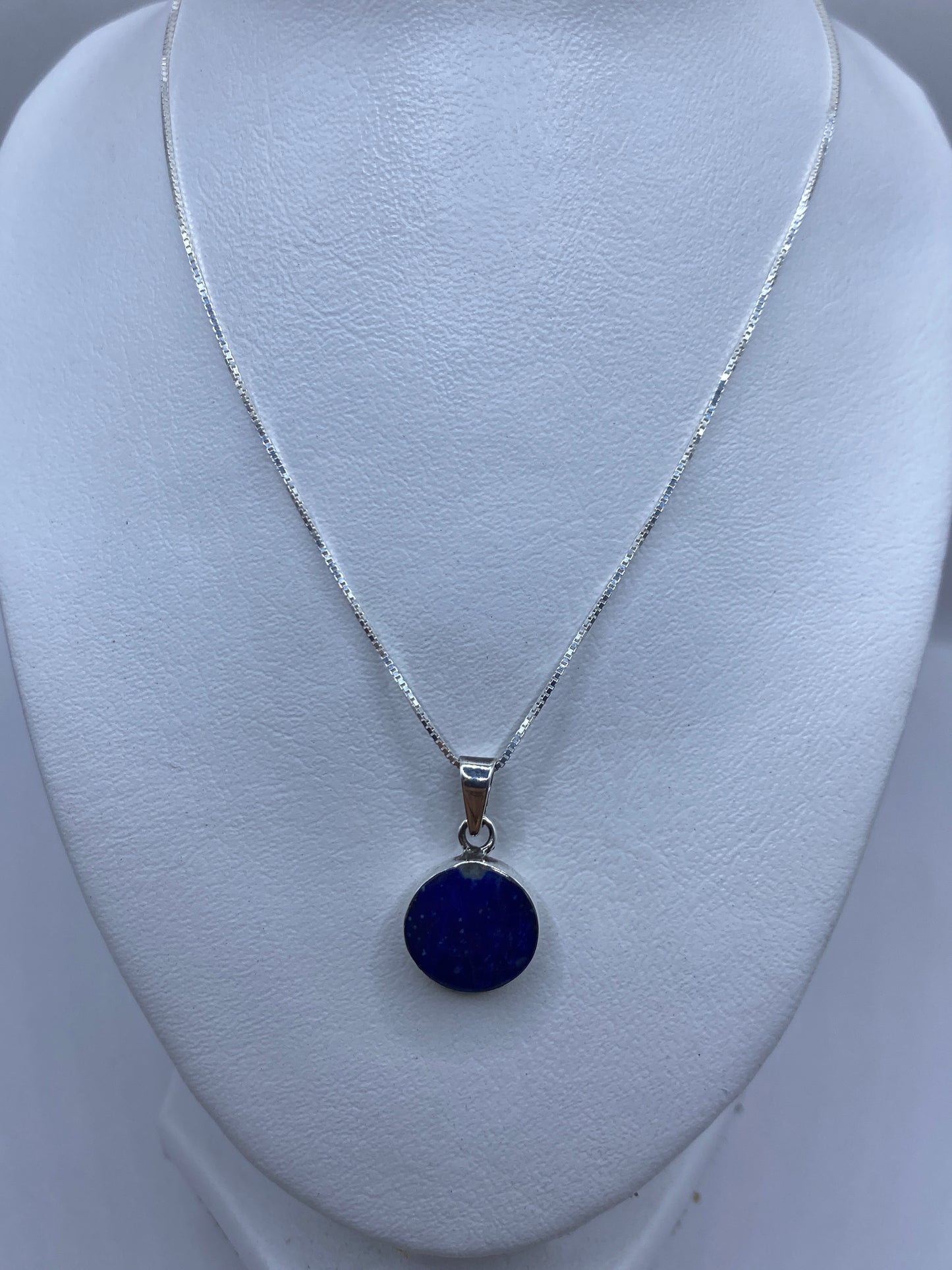 Detalle del engaste de piedra azul en plata .925