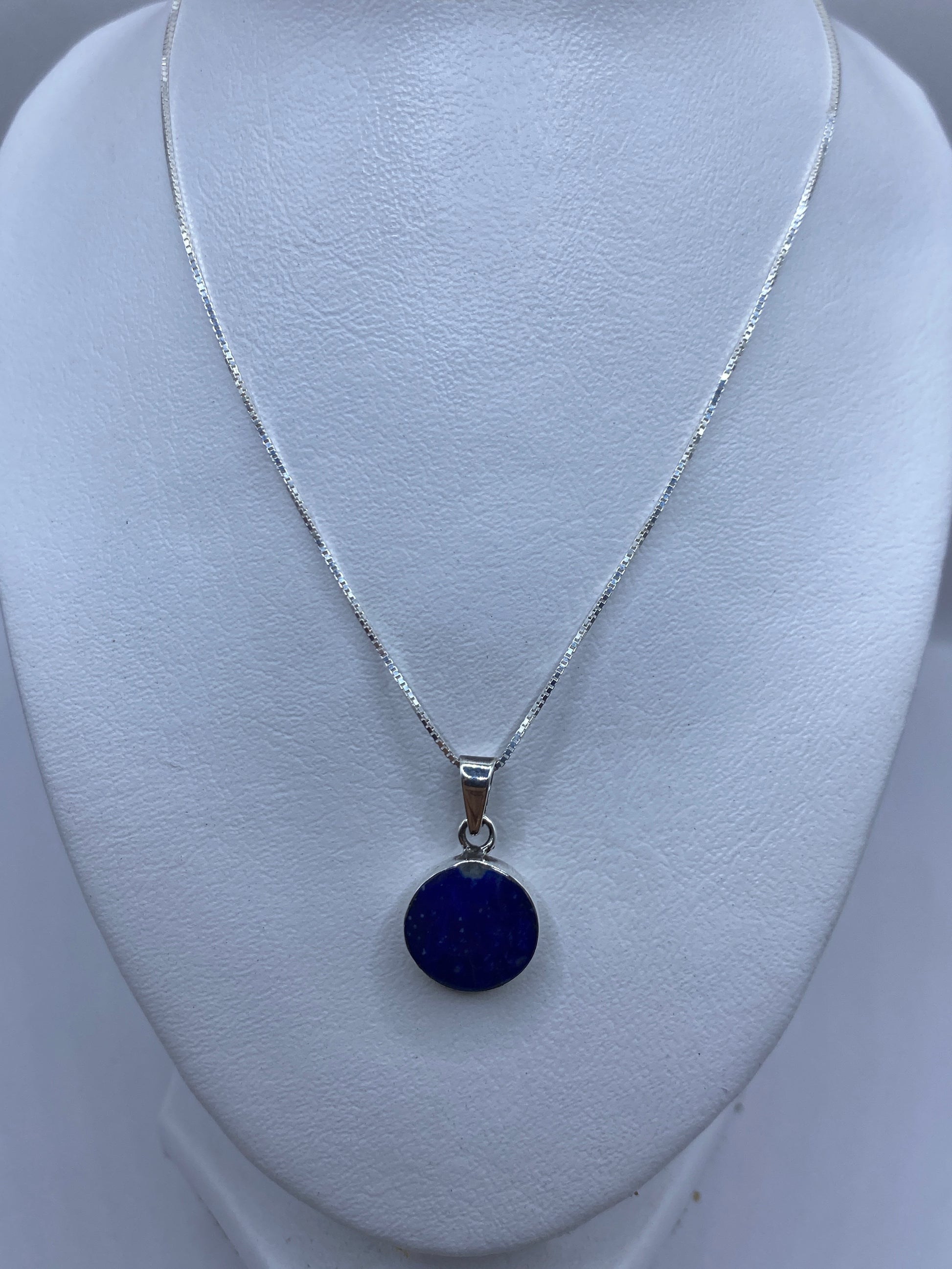 Detalle del engaste de piedra azul en plata .925