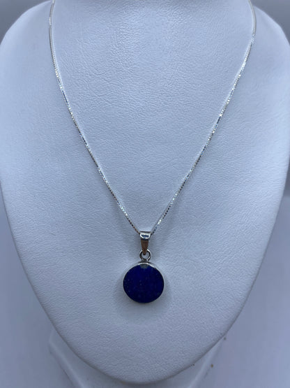 Detalle del engaste de piedra azul en plata .925