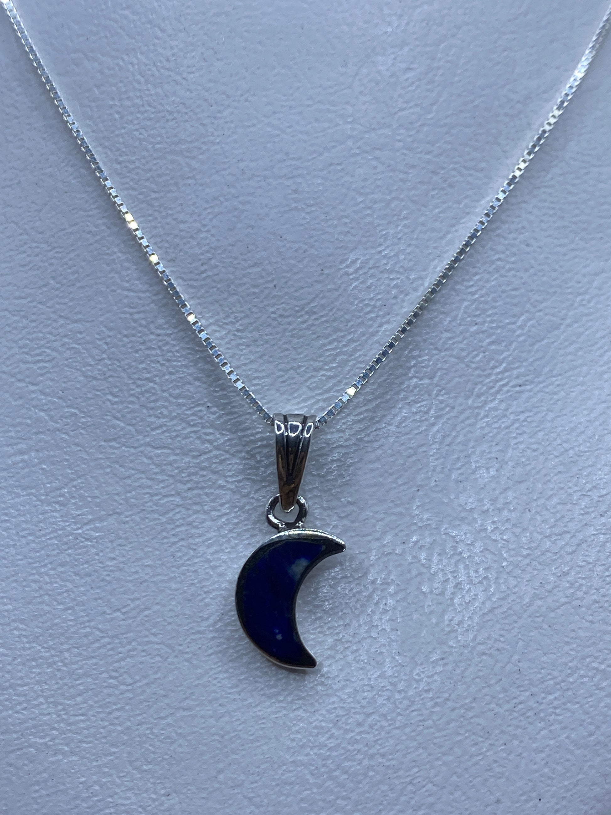 Dije de plata .925 con forma de luna creciente y piedra azul incrustada